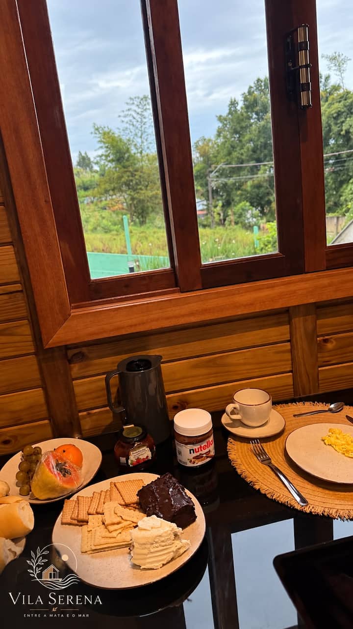 Estúdio 4: café da manhã servido na bancada em frente à janela com vista para o verde